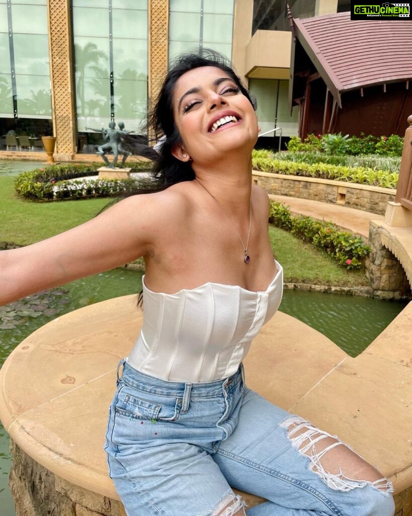 Riddhi Kumar Instagram - Mood after knowing that #crashcourse is finally out on @primevideoin ✨ Show it some love guys, and do send me your reviews!💗 Love love and just lots of love to @manish.hariprasad @vjymaurya @rainaroy6 @owlet.films Eeepp!! Phone’s on DND 🎧