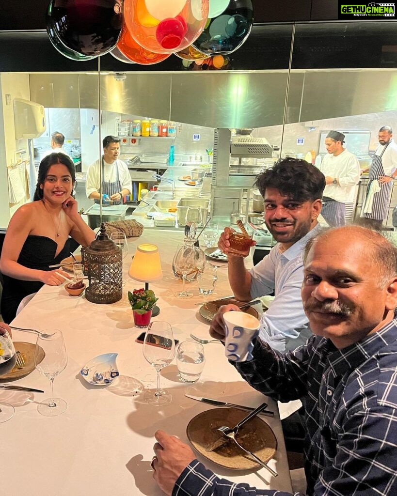 Riddhi Kumar Instagram - Had a lovely evening hosted by @mukkipandey thank you for having us ! 🤗 The most experimental and indescribably delicious food that tastes as good as it looks and the perfect end to a perfect trip ❤️ Beneras Restaurant Mayfair