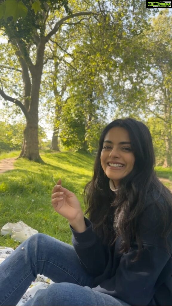 Riddhi Kumar Instagram - सुहानी शाम 🌅 Having a picnic in a beautiful garden by the lake was on my list and it got ticked off w @geet_chavan_ 💕 Also I’ve been back for a while now, just posting later :) Battersea Park London