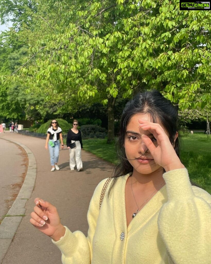 Riddhi Kumar Instagram - Sunshine on my mind ☀️ Victoria Park, London