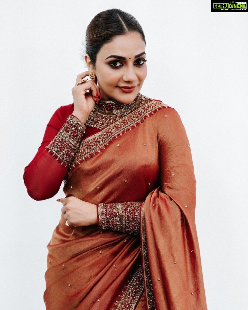 Rimi Tomy Instagram - Saree is a timeless fashion statement that never goes out of style 😍 @fatiz_official @mr_arunjith @doms.2010 @shoshank_makeup @mayoorajewelerydesigns