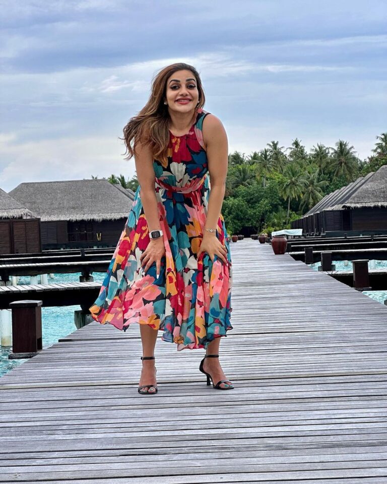 Rimi Tomy Instagram - Life begins at 40❤️❤️🤷‍♀️🥰🥰🥰🤷‍♀️ Im not 40,im 18 with 22 years of experience ❤️ എന്നൊക്കെ പറഞ്ഞാലും 40 വയസ്സായി മക്കളേ 😀🤗🤗 Maldives