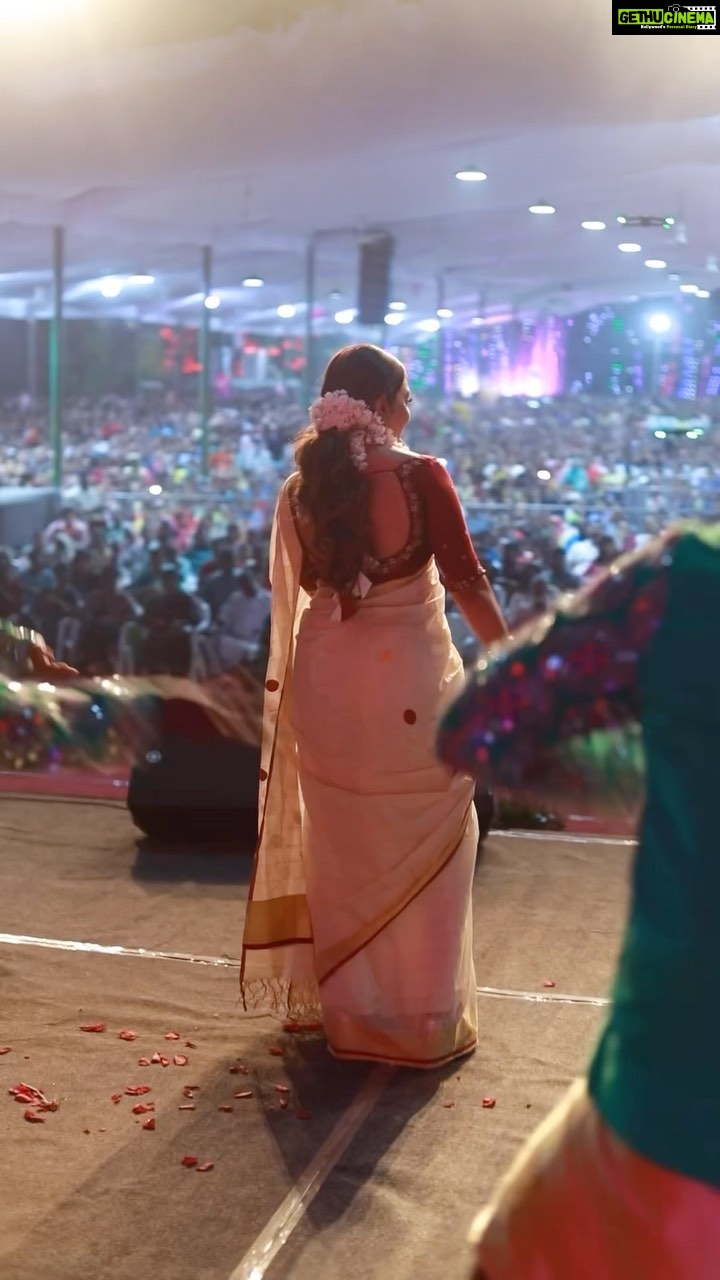 Rimi Tomy Instagram - From konni kariyattam fest Thanq all❤️❤️❤️❤️❤️ Superb audience ❤️❤️❤️ Special thanks to MLA K G Jenish kumar @konni_kariyattam @byhand.in @jeenamakeupartist @linulal_21 @doms.2010 @kaushikmenonofficial @arungopanlive