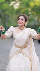 Rimi Tomy Instagram - ചിങം ഒന്ന് 😍🙏🙏happy new year❤️ Wish u all a joyful and prosperous new year @byhand.in @priya_anokhi_ @3leaf_photography @doms.2010 @shoshank_makeup