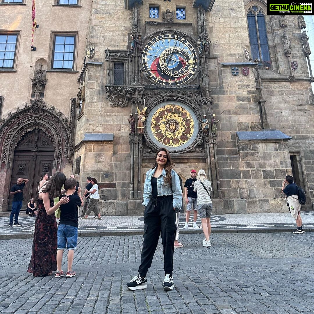 Rimi Tomy Instagram - From Prague with love❤️ Go confidently in the direction of your dreams ✌️❤️🩹 One new country from my list 🙏 Thank God Prague astronomical clock