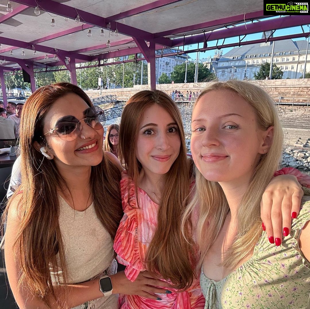 Rimi Tomy Instagram - Life begins at the end of your comfort zone❤️🩹❤️✌️ Embrace the beauty of your trip ✌️🥰 2 Norway sundarimare kandumutiyapol in Danube river cruise #budapest #hungary Danube River, Budapest