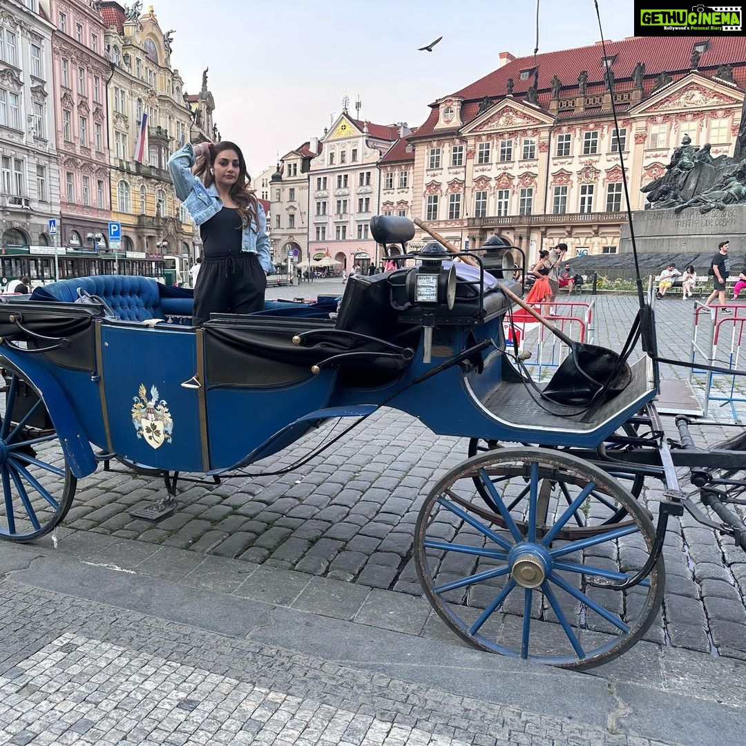 Rimi Tomy Instagram - From Prague with love❤️ Go confidently in the direction of your dreams ✌️❤️🩹 One new country from my list 🙏 Thank God Prague astronomical clock