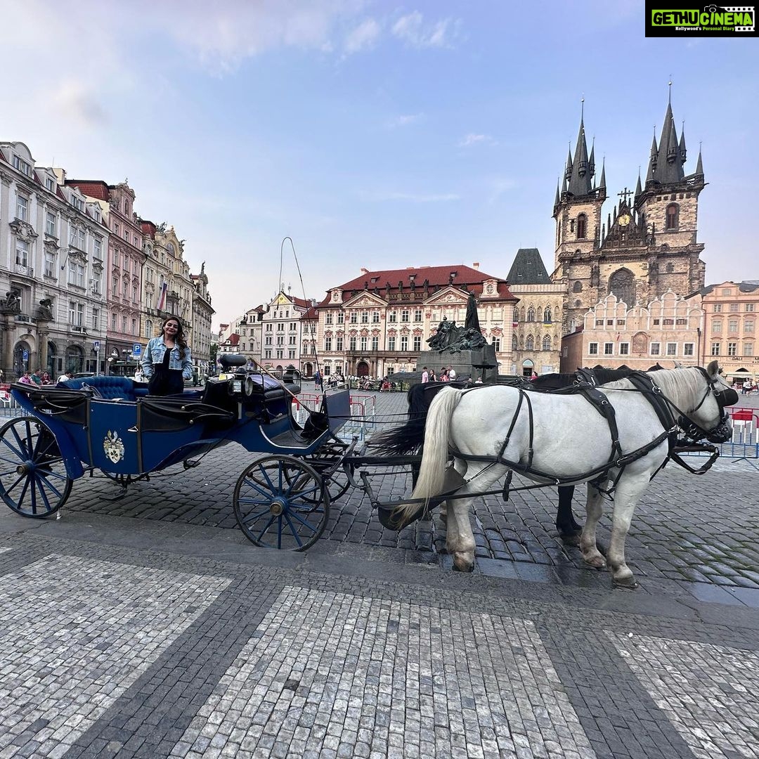 Rimi Tomy Instagram - From Prague with love❤️ Go confidently in the direction of your dreams ✌️❤️🩹 One new country from my list 🙏 Thank God Prague astronomical clock