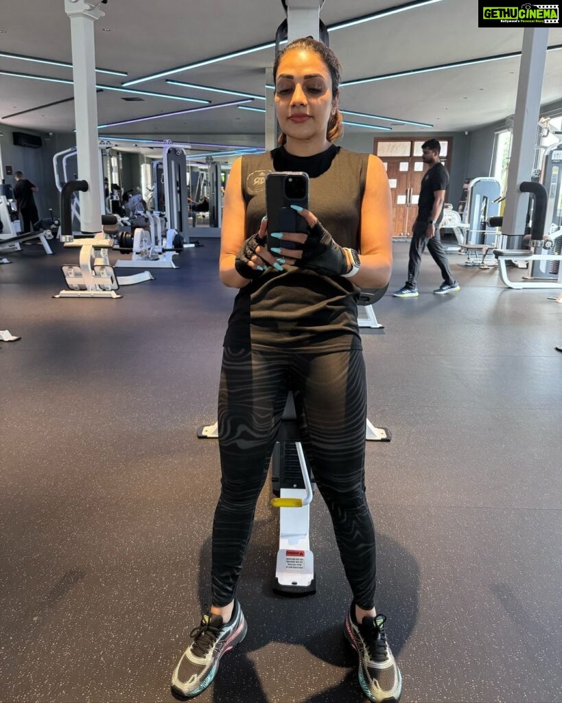 Rimi Tomy Instagram - ✌️🥰🥰🥰🧿 I go to the gym to make my soul happy🤷‍♀️The body achieves what the mind believes✌️❤️👍👍 @darc1fitness