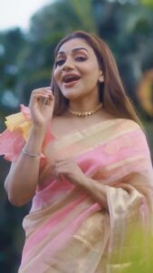 Rimi Tomy Instagram - One of my fav song of chitra chechi's ❤️❤️❤️ @kschithra 
@ousephachanlouis 
ആദ്യമായ് ഒരു മത്സരത്തിൽ പാടി  prize കിട്ടിയ പാട്ടും 😀🙏😍
ഒരു 3 വയസ്സിൽ ( 'അമ്മ  പറഞ്ഞതാണു ട്ടൊ )Pala cyml club il
അത്കൊണ്ട് ഒക്കെ തന്നെ ഇ ഗാനം എനിക്ക് എന്നും എന്റെ പ്രിയപ്പെട്ടത് 🥰🥰🥰🥰

Full video check the link in bio 
Rimitomy official YouTube channel

Cover Arranged & Programmed by @goutham_vincent 
Mixed and Mastered by @vocal__chords 
Recorded at @spacehub_productions

Location - abad turtle beach resort Cherthala 
@abadturtlebeach 
@byhand.in
@priya_anokhi_ 
@doms.2010 
@amoshputhiyattil 
@satyamaudiosofficial 
@shoshank_makeup