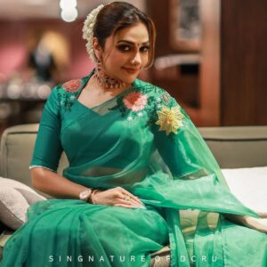 Rimi Tomy Instagram - ❤️❤️❤️Happy Diwali ❤️🤝⭐️⭐️💥💥💥

📸by @d_cru__ 
#

Styling: @rashmimuraleedharan 
Wearing: @prakrithi_by_ramya
Jewellery: @ladies_planet_rental_jewellery
@shoshank_makeup