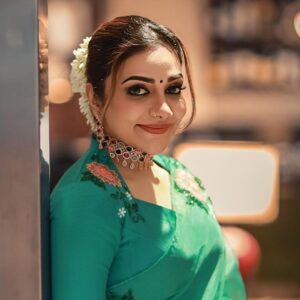 Rimi Tomy Instagram - ❤️❤️❤️Happy Diwali ❤️🤝⭐️⭐️💥💥💥

📸by @d_cru__ 
#

Styling: @rashmimuraleedharan 
Wearing: @prakrithi_by_ramya
Jewellery: @ladies_planet_rental_jewellery
@shoshank_makeup