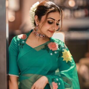 Rimi Tomy Instagram - ❤️❤️❤️Happy Diwali ❤️🤝⭐️⭐️💥💥💥

📸by @d_cru__ 
#

Styling: @rashmimuraleedharan 
Wearing: @prakrithi_by_ramya
Jewellery: @ladies_planet_rental_jewellery
@shoshank_makeup