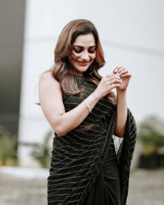 Rimi Tomy Instagram - An exquisite saree for a glamorous look
Black Beauty❤️❤️❤️

@fatiz_official 
@mukeshmuralimakeover 
@doms.2010 
@priya_anokhi_
@insta_stories_of_sarath