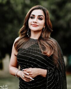 Rimi Tomy Instagram - An exquisite saree for a glamorous look
Black Beauty❤️❤️❤️

@fatiz_official 
@mukeshmuralimakeover 
@doms.2010 
@priya_anokhi_
@insta_stories_of_sarath