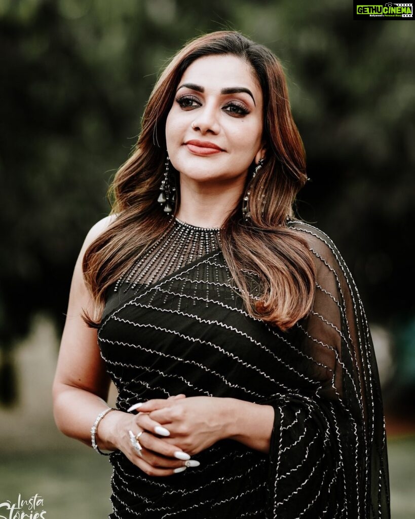 Rimi Tomy Instagram - An exquisite saree for a glamorous look Black Beauty❤️❤️❤️ @fatiz_official @mukeshmuralimakeover @doms.2010 @priya_anokhi_ @insta_stories_of_sarath Mazhavil Manorama Studio