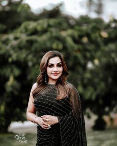 Rimi Tomy Instagram - An exquisite saree for a glamorous look
Black Beauty❤️❤️❤️

@fatiz_official 
@mukeshmuralimakeover 
@doms.2010 
@priya_anokhi_
@insta_stories_of_sarath
