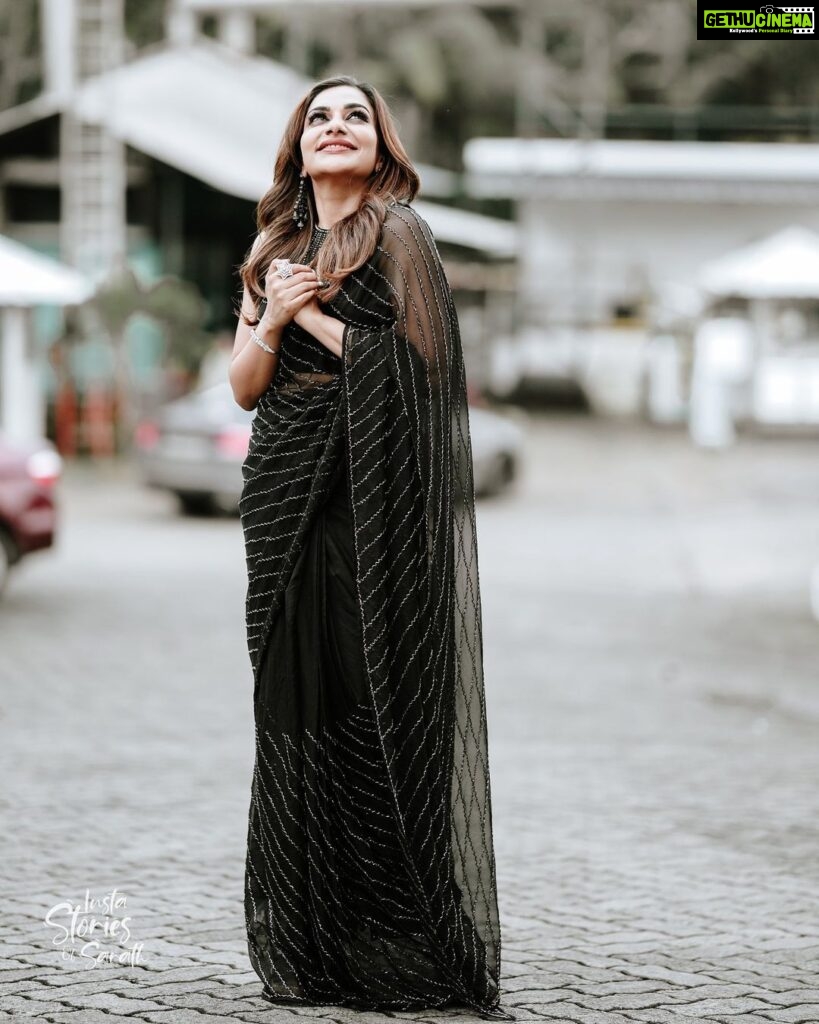 Rimi Tomy Instagram - An exquisite saree for a glamorous look Black Beauty❤️❤️❤️ @fatiz_official @mukeshmuralimakeover @doms.2010 @priya_anokhi_ @insta_stories_of_sarath Mazhavil Manorama Studio