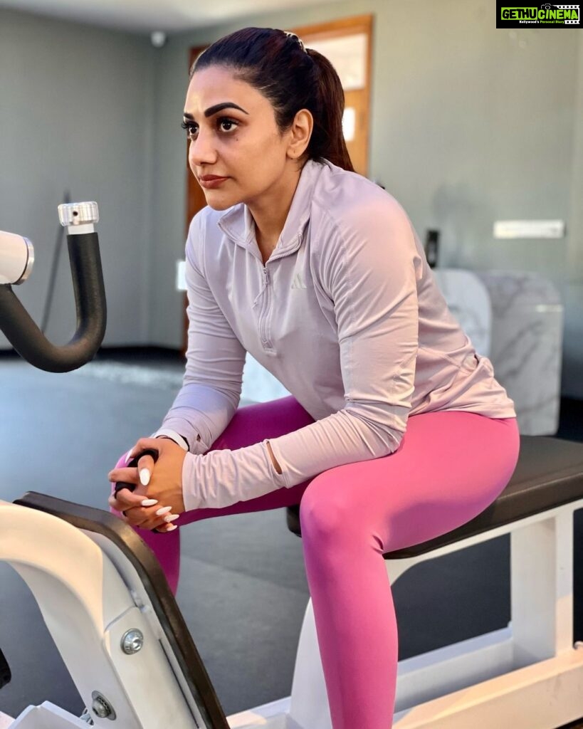 Rimi Tomy Instagram - To look n feel great ,n stay healthy as I get older✌️🧿🧿❤️ All progress takes place outside the comfort zone .when u feel like quitting ,think about why u started.it's not just good for your physical body.Exercising regularly also promotes sound mental health .it relieves tension ,anxiety ,stress,irritability through endorphins released by the brain.Healthy movement may include sports ,yoga,running,walking,dance or other activities you enjoy😍✌️🥰🥰👍 Enikum motivation tharan marakanda to😃