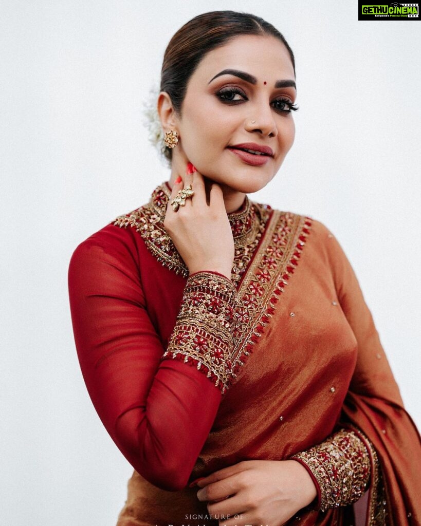 Rimi Tomy Instagram - Saree is a timeless fashion statement that never goes out of style 😍 @fatiz_official @mr_arunjith @doms.2010 @shoshank_makeup @mayoorajewelerydesigns