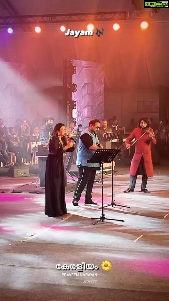 Rimi Tomy Instagram - With the legend @shankar.mahadevan 🙏❤️ Thanq all for making keraleeyam a grand success 😘🙏❤️🙏🙏🙏 Special thanks to @mjayachandranmusiczone n kerala government for inviting me to this show I am sooo grateful n happy to be a part of this Jayam event Thanq trivandrum 👏😀❤️🙏 Wonderful n energetic crowd✌️👏👏🤷‍♀️