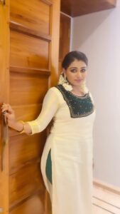 Rini Raj Instagram - ✨🍃
.
.
.
👗 @asthra__by_dr.vinitha_vipin ❤️

📸 @itsgi_ri97 ❤️