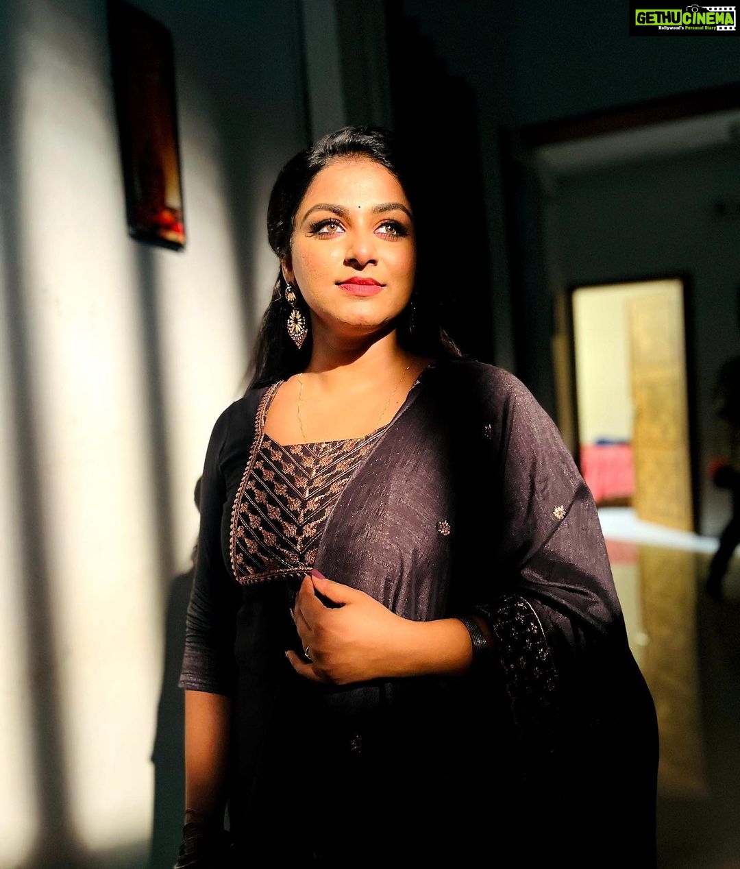 Rini Raj Instagram - 🖤 . . . 📸 @thereal_vishnu_ ❣️