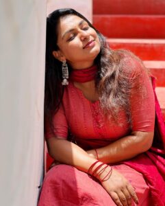 Rini Raj Instagram - എൻ ആശകൾ തൻ 
മൺതോണിയുമായ് 
തുഴഞ്ഞരികെ ഞാൻ വരാം ❤️