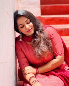 Rini Raj Instagram - എൻ ആശകൾ തൻ 
മൺതോണിയുമായ് 
തുഴഞ്ഞരികെ ഞാൻ വരാം ❤️