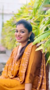 Rini Raj Instagram - നീ പച്ചത്തുരുത്തായ് സ്വപ്നതുരുമ്പായ് ഖൽബിലിരുന്നു 💛
.
.
.
📸 @itsgi_ri97 ❣️