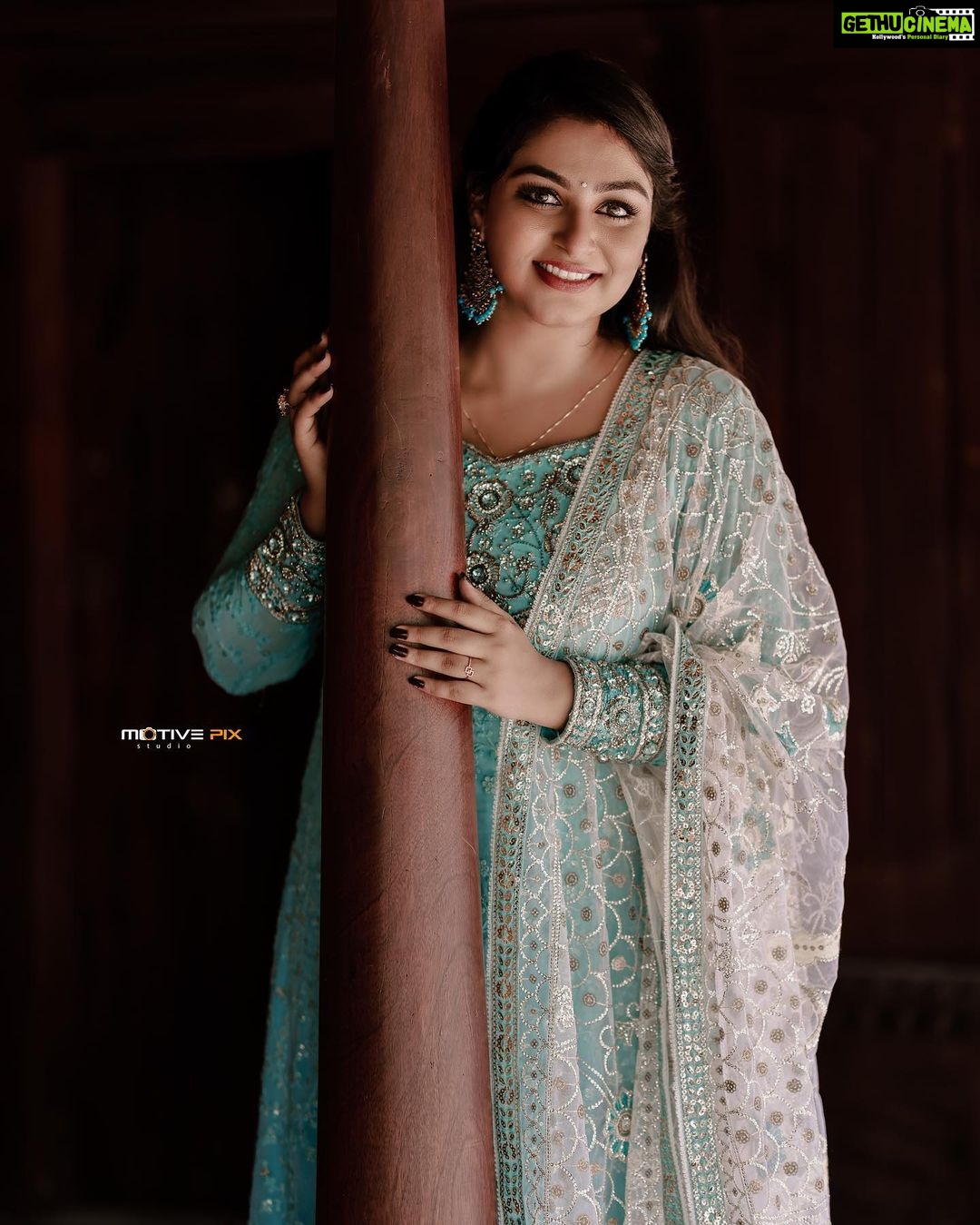 Rini Raj Instagram - 💙 . . . 👗 @de_flores_official ❣️ 📸 @aneesh_motive_pix ❣️