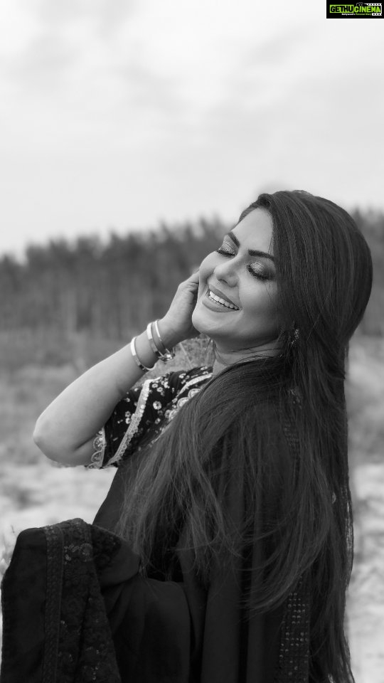 Rinku Ghosh Instagram - Dil jhoom jhoom Jaye.. #instagramreels#instagood#reels#reelitfeelit#reelkarofeelkaro#trending#trendingreels#likeforlikes