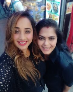 Rinku Ghosh Instagram - जन्मदिन की ढेर सारी शुभकामनाएं इस दोस्ती को किसी की नजर ना लगे... सदा खुश रहो सुखी रहो . मेरी सुख दुख की साथी ❤️❤️❤️❤️❤️ aur 5 hearts for you 🤭 i love you 😍 @rinkughosh_official #forever  and last rinku apni khubasurti se aag lagati raho 😁😁😁😁 #happybirthday and this song dedicated you