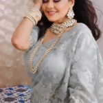 Rinku Ghosh Instagram - Going with the trend😉 #instagramreels#instagood#instadaily#trending#trendingreels#likeforlikes#reelkarofeelkaro#reelitfeelit