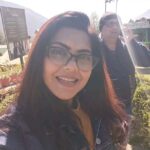 Rinku Ghosh Instagram - Rab ne bana di jodi .. Chutti mein bhi phone 🤷‍♀️ #instagramreels#instagood#reelkarofeelkaro#funnyreels#meme