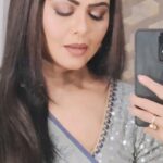 Rinku Ghosh Instagram - How do people make mirror videos I just can't get it right 😐.. But it is such a beautiful bhojpuri song hence shared. Will make a better video on this soon..🤗 #instagramreels#instagood#instareel#instadaily#reelkarofeelkaro#reelitfeelit#actorslife#melody#bhojpurisong