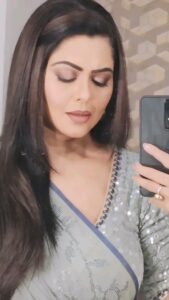 Rinku Ghosh Instagram - How do people make mirror videos I just can't get it right 😐.. But it is such a beautiful bhojpuri song hence shared. Will make a better video on this soon..🤗 #instagramreels#instagood#instareel#instadaily#reelkarofeelkaro#reelitfeelit#actorslife#melody#bhojpurisong