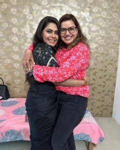 Rinku Ghosh Instagram - Words cannot describe the feeling when you see your friend after sooo soooo long. Thank you @madhhuis for making this short but sweet visit I know you just came to see me even if it was for a short while😘😘😘. And of course the pastries you got 😋😋😋😋