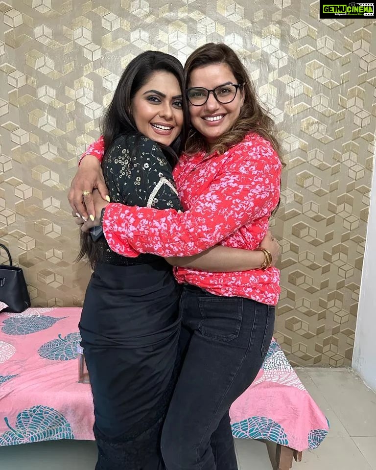 Rinku Ghosh Instagram - Words cannot describe the feeling when you see your friend after sooo soooo long. Thank you @madhhuis for making this short but sweet visit I know you just came to see me even if it was for a short while😘😘😘. And of course the pastries you got 😋😋😋😋