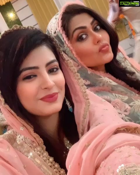 Rinku Ghosh Instagram - Mujhe bhi pout aata hai 😝@sachdeva.aarchi Some Masti time between the shots on the set of Junooniyat