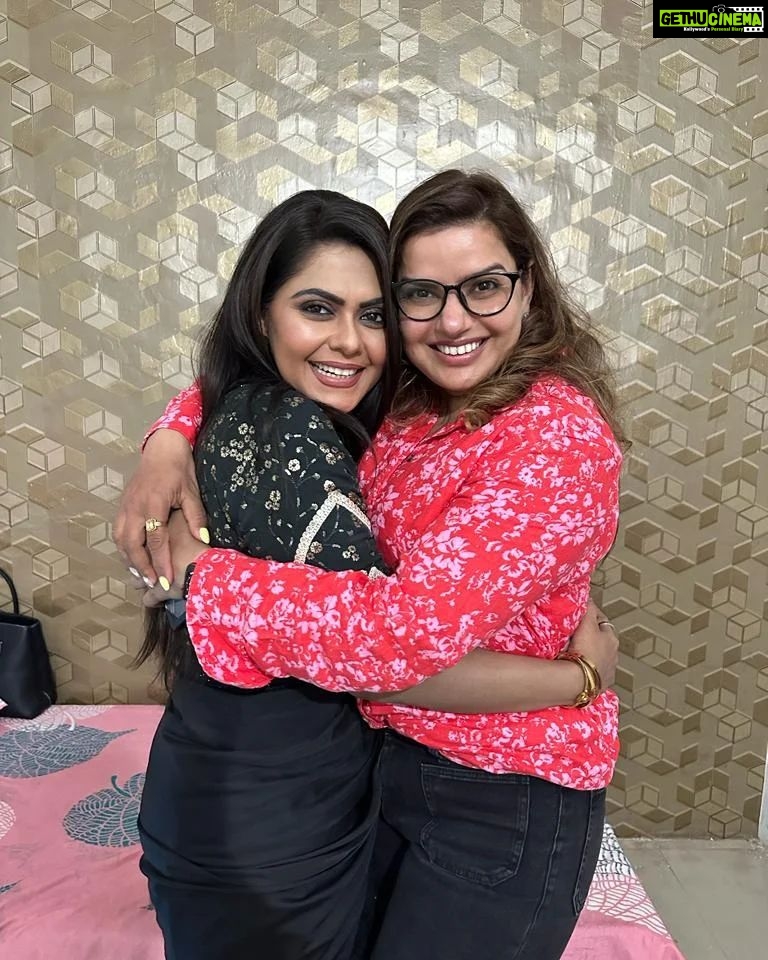 Rinku Ghosh Instagram - Words cannot describe the feeling when you see your friend after sooo soooo long. Thank you @madhhuis for making this short but sweet visit I know you just came to see me even if it was for a short while😘😘😘. And of course the pastries you got 😋😋😋😋