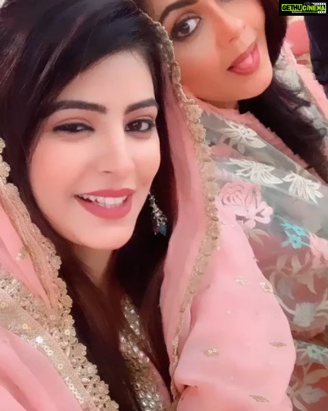 Rinku Ghosh Instagram - Mujhe bhi pout aata hai 😝@sachdeva.aarchi Some Masti time between the shots on the set of Junooniyat