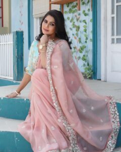 Rinku Ghosh Instagram - "All about the vibe".. When the set matches with your costume photo toa Banta hai.. TV serial Junooniyat on Colors TV at 8.30 pm #junooniyat#colorstv#actorslife#punjab#chandigarh#workmode