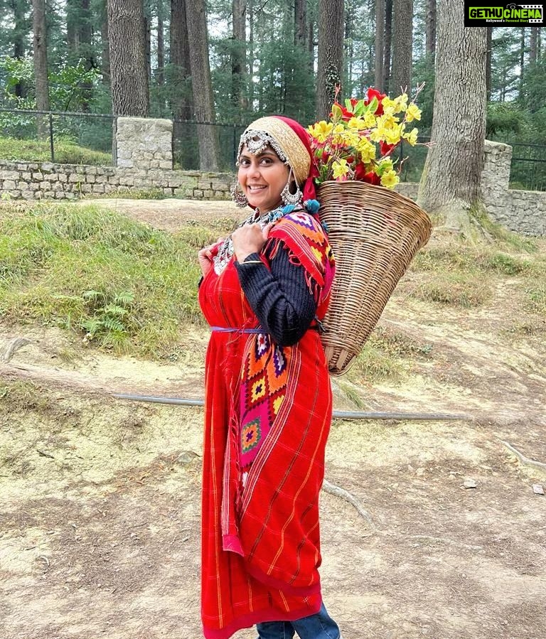 Rinku Ghosh Instagram - Meet the Himachali girl.☺️☺️☺️ Definitely not as cute as them #picoftheday#manali#himachal#incredibleindia#himachalpradesh#travel#travelphotography Manali, Himachal Pradesh