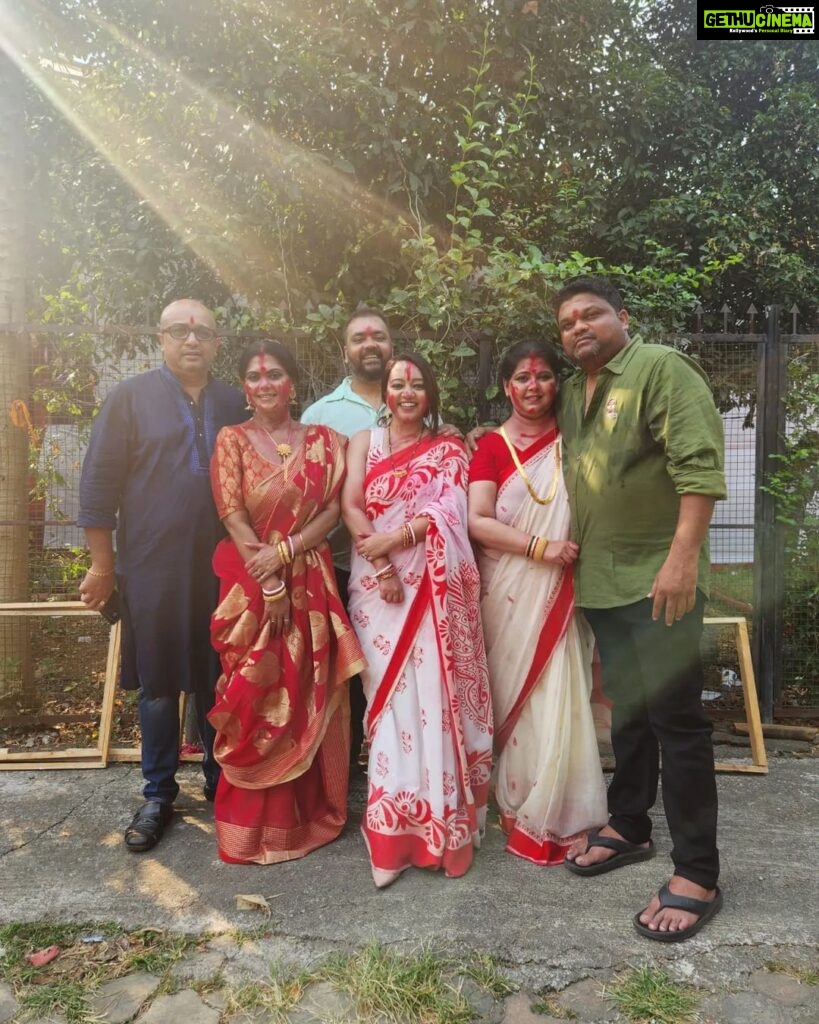 Rinku Ghosh Instagram - No festival is complete without family...😍😍😍 Blessed and gratitude