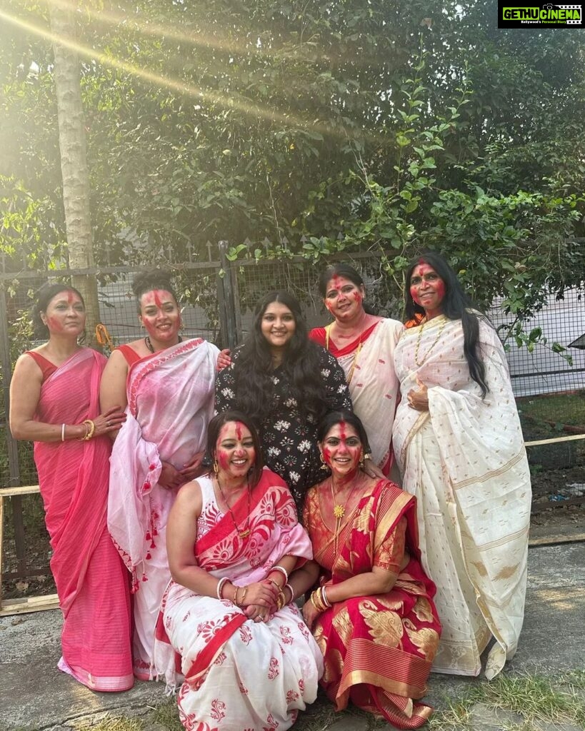 Rinku Ghosh Instagram - No festival is complete without family...😍😍😍 Blessed and gratitude