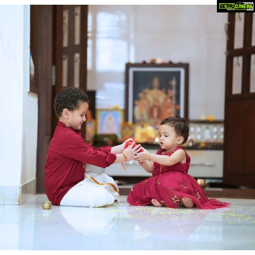 Rishab Shetty Instagram - ಅಣ್ಣ-ತಂಗಿಯ ಶಾಶ್ವತ ಬಂಧದ ಸಡಗರಕ್ಕೆ ಸಾಕ್ಷಿಯಾಗುವ ರಕ್ಷಾ ಬಂಧನದ ಶುಭಾಶಯಗಳು. A magical chapter which is all about the everlasting bond of a brother and sister. Pc: @vijeth_kundapura #raadyashetty #ranvitshetty #rakshabandhan❤️