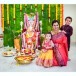 Rishab Shetty Instagram - ಕಳೆದ ಶುಭ ಶುಕ್ರವಾರ ಸಂಭ್ರಮದ ವರಮಹಾಲಕ್ಷ್ಮೀ ಹಬ್ಬವನ್ನು ಆಚರಿಸಿದ ಕ್ಷಣಗಳು. ಆ ತಾಯಿ, ಎಲ್ಲರಿಗೂ ಆಯುರಾರೋಗ್ಯ ಐಶ್ವರ್ಯವನ್ನು ನೀಡಿ ಹರಸಲಿ.❤️ #varamahalakshmi #lakshmipooja
