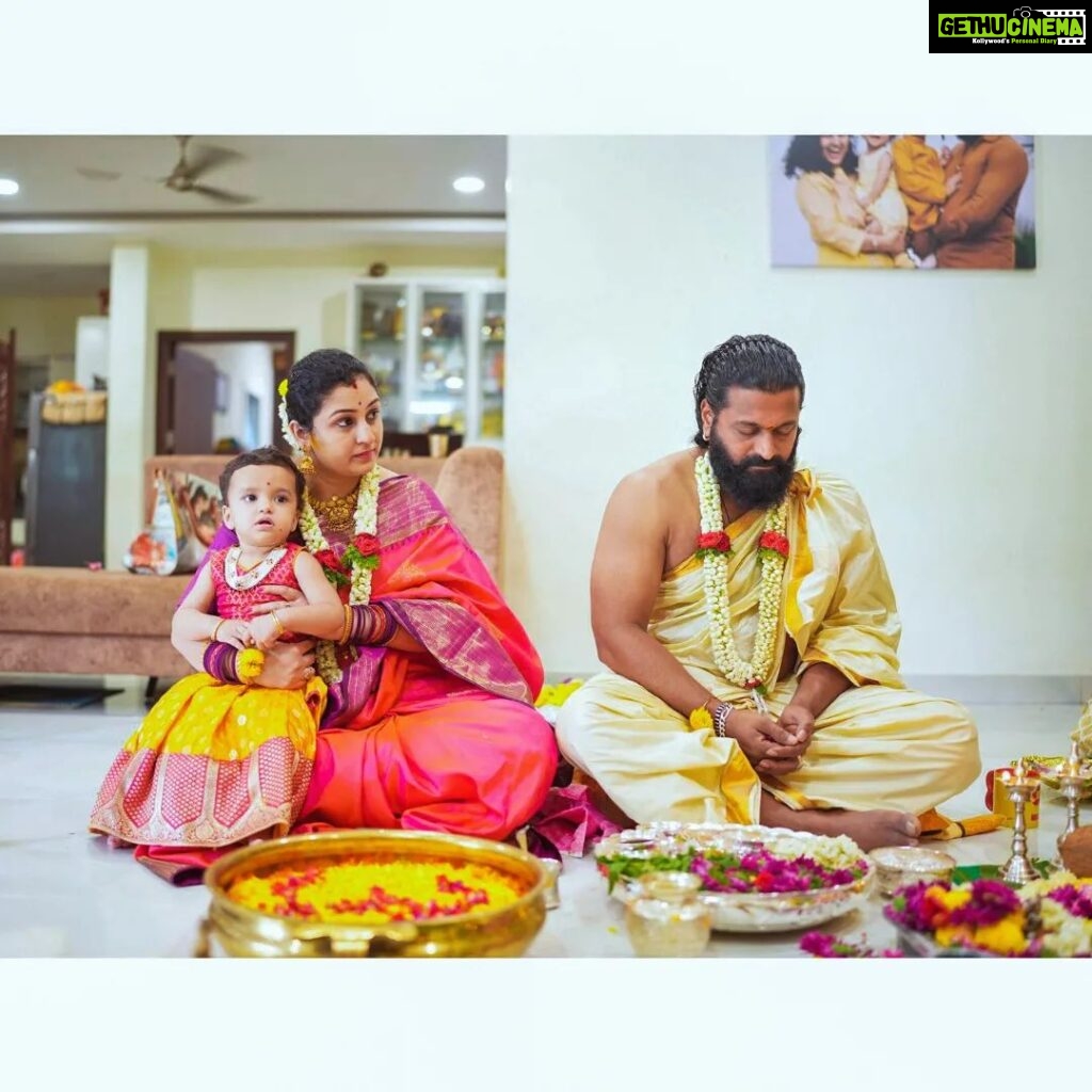 Rishab Shetty Instagram - ಕಳೆದ ಶುಭ ಶುಕ್ರವಾರ ಸಂಭ್ರಮದ ವರಮಹಾಲಕ್ಷ್ಮೀ ಹಬ್ಬವನ್ನು ಆಚರಿಸಿದ ಕ್ಷಣಗಳು. ಆ ತಾಯಿ, ಎಲ್ಲರಿಗೂ ಆಯುರಾರೋಗ್ಯ ಐಶ್ವರ್ಯವನ್ನು ನೀಡಿ ಹರಸಲಿ.❤ #varamahalakshmi #lakshmipooja