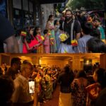 Rishab Shetty Instagram - ಹನಿಯೊಳಗೊಂದು ಸಾಗರವೇ ಇರುವಂತೆ, ಕನ್ನಡವನ್ನು ಹೃದಯದಲ್ಲಿಟ್ಟುಕೊಂಡು ದೂರದ ಅಮೇರಿಕಾದಲ್ಲಿ ನೆಲೆಸಿರುವ ಸಹಸ್ರಾರು ಹೆಮ್ಮೆಯ ಕನ್ನಡಿಗರ ಸಮ್ಮುಖದಲ್ಲಿ – ಸಹ್ಯಾದ್ರಿ ಕನ್ನಡ ಸಂಘದ ವತಿಯಿಂದ ವಾಷಿಂಗ್ಟನ್‌ನ ಸಿಯಾಟಲ್‌ನಲ್ಲಿ “ವಿಶ್ವ ಶ್ರೇಷ್ಠ ಕನ್ನಡಿಗ 2023” ಪ್ರಶಸ್ತಿ ನೀಡಿದ್ದಾರೆ. ಈ ಪ್ರೀತಿ ಮತ್ತು ಪ್ರೋತ್ಸಾಹಕ್ಕೆ ನಾನು ಸದಾ ಆಭಾರಿ. @derekstanford @kccClaudia @mija_ab @senpattykuderer @manugorur #VishwaShreshtraKannadigaAward2023 #seattle #kannadigas #kantara #paramounttheatre